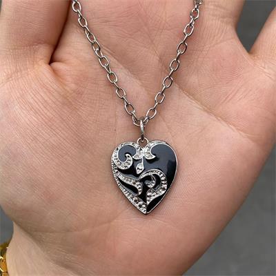 Siyah İşlemeli Taşlı Kalp Kolye 