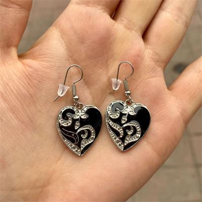 Siyah İşlemeli Taşlı Kalp Küpe