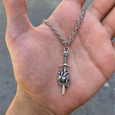 War Sword İn The Heart Zincirli Kolye 