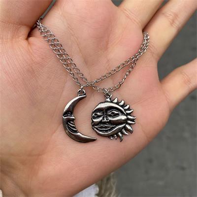 Yeni Ay Ve Güneş Zincirli İkili Kolye 