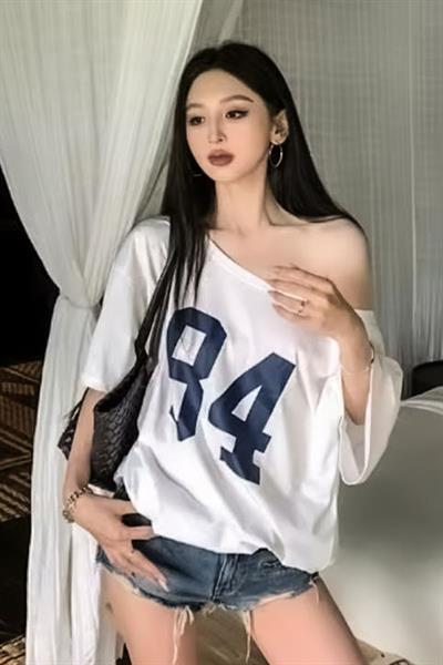 Beyaz 84 Number Salaş Omuz Dekolteli Off-Shoulder T-Shirt