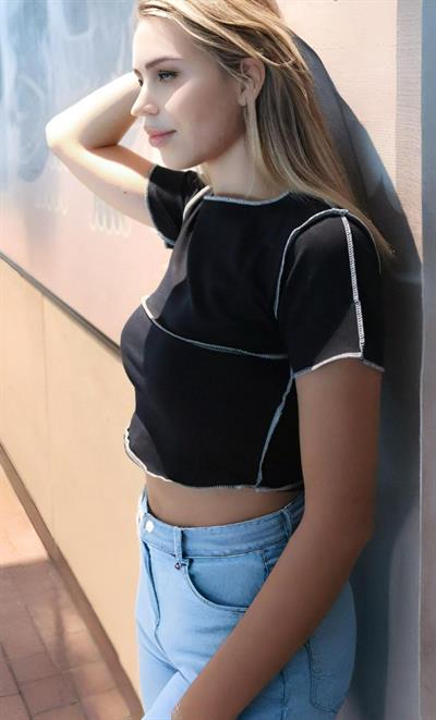 Beyaz Dikiş Detaylı Düz Siyah Yarım T-Shirt