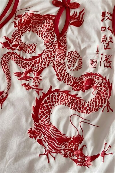 Beyaz Ejderha Motifli Kırmızı Şeritli Qipao Y2K Kısa Kollu Crop