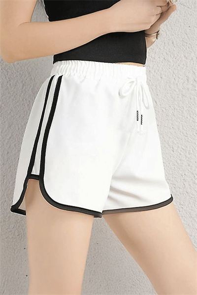 Beyaz Siyah Biyeli Parçalı Kesim Y2K Kısa Şort