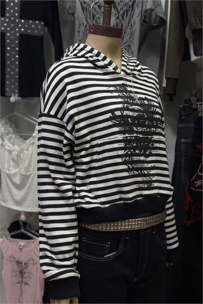 Beyaz Siyah Çizgili Gotik Skull Motifli Y2K Kapüşonlu Sweatshirt