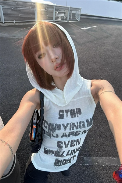 Beyaz Stop Street Y2K Kapüşonlu Kolsuz Crop