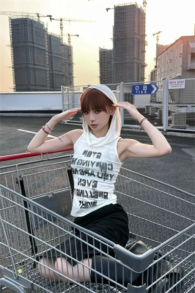 Beyaz Stop Street Y2K Kapüşonlu Kolsuz Crop