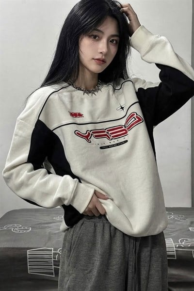 Beyaz YTHUIORO 81 Siyah Ekli Retro Unisex Sweatshirt