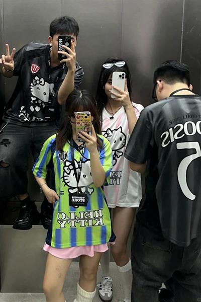 Pembe Çizgili V Yaka Hello Kitty Whoosis Unisex T-shirt