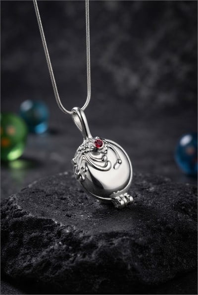 Silver Vervain Madalyon Kırmızı Taşlı Gotik Kolye