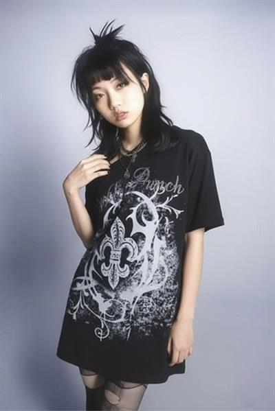 Siyah Abstract Pattern Tek Askı Detaylı Oversize Kısa Kollu Off-Shoulder T-Shirt