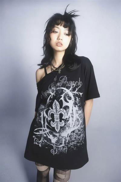 Siyah Abstract Pattern Tek Askı Detaylı Oversize Kısa Kollu Off-Shoulder T-Shirt