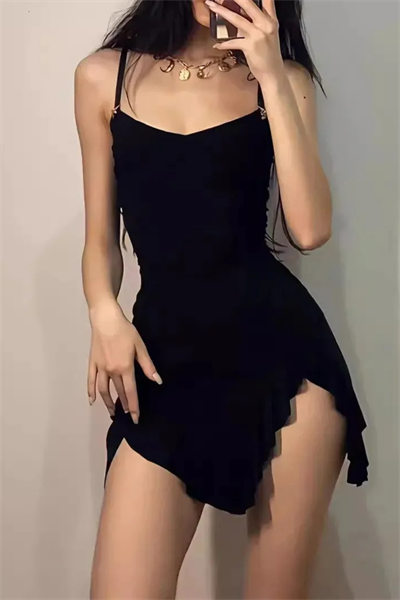 Siyah Asimetrik Yırtmaçlı Askılı Elbise