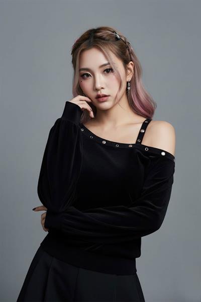 Siyah Askılı Omuz Dekolteli Düğme Detaylı 2K Uzun Kollu Crop