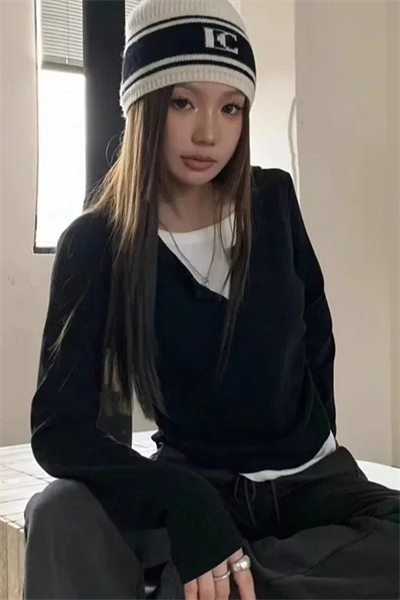 Siyah V Yaka Detaylı Beyaz Parçalı Y2K Uzun Kollu Crop