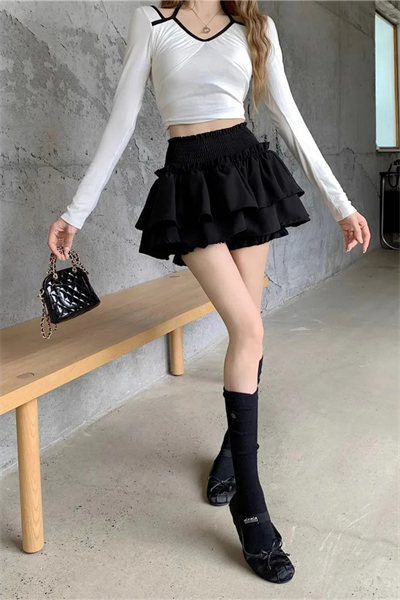 Siyah Fırfırlı Belli Katlı Şortlu Mini Etek