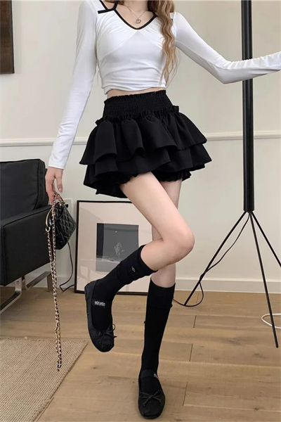 Siyah Fırfırlı Belli Katlı Şortlu Mini Etek