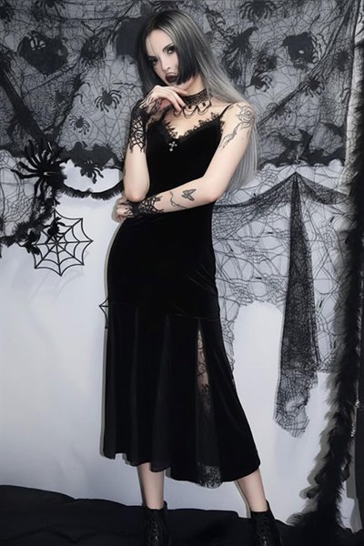 Siyah Gotik Dantel Yırtmaç Detaylı Haçlı Midi Y2K Kadife Elbise
