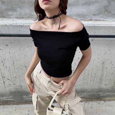 Siyah Madonna Yaka  Kısa Kollu Crop Bluz