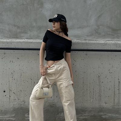 Siyah Madonna Yaka  Kısa Kollu Crop Bluz