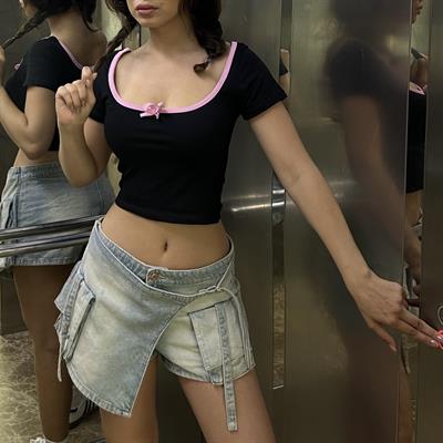 Siyah Pembe Yaka Fiyonklu Sırt Bağcıklı Kısa Kollu Crop 