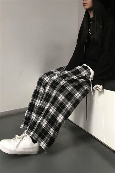 Yeni Beyaz Üzerine Siyah Ekoseli Rahat İnce Kaşmir Pamuklu Eşofman