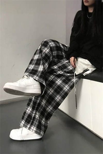 Yeni Beyaz Üzerine Siyah Ekoseli Rahat İnce Kaşmir Pamuklu Eşofman