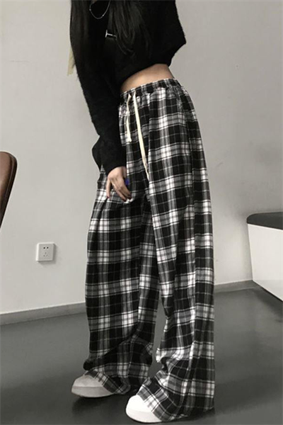 Yeni Beyaz Üzerine Siyah Ekoseli Rahat İnce Kaşmir Pamuklu Eşofman