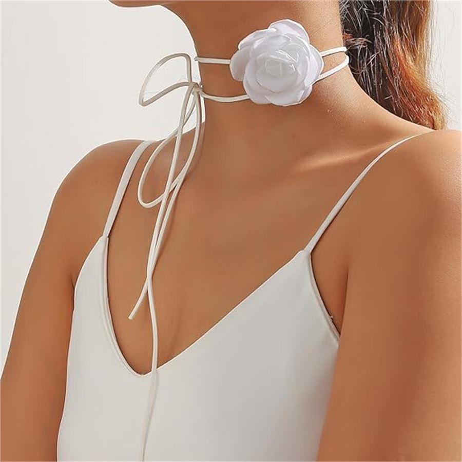 Beyaz Gül Desenli Choker Kolye