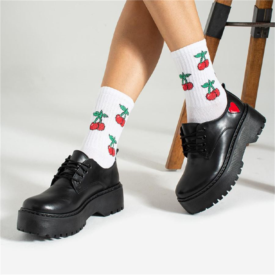 Düz Siyah Kalp Baskılı Bağcıklı Platform Kısa Postal