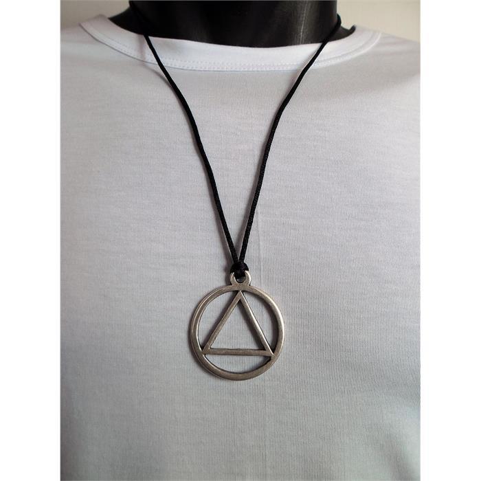 Eminem Yuvarlak İçinde Üçgen Kolye
