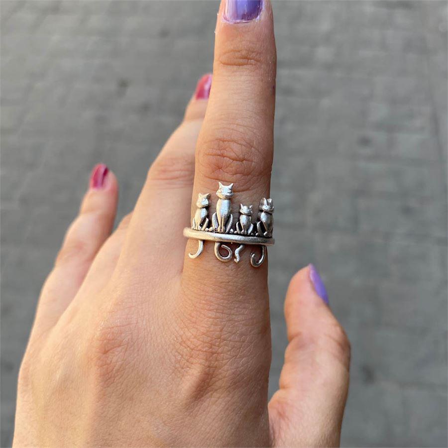 Sallanan Kediler Yüzük