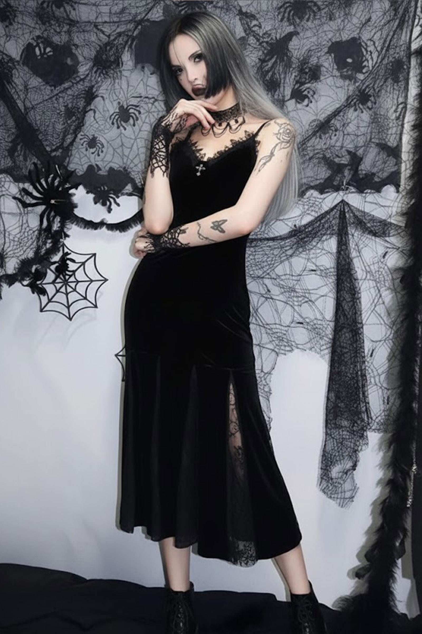 Siyah Dantel Yırtmaç Detaylı Haçlı Midi Kadife Elbise