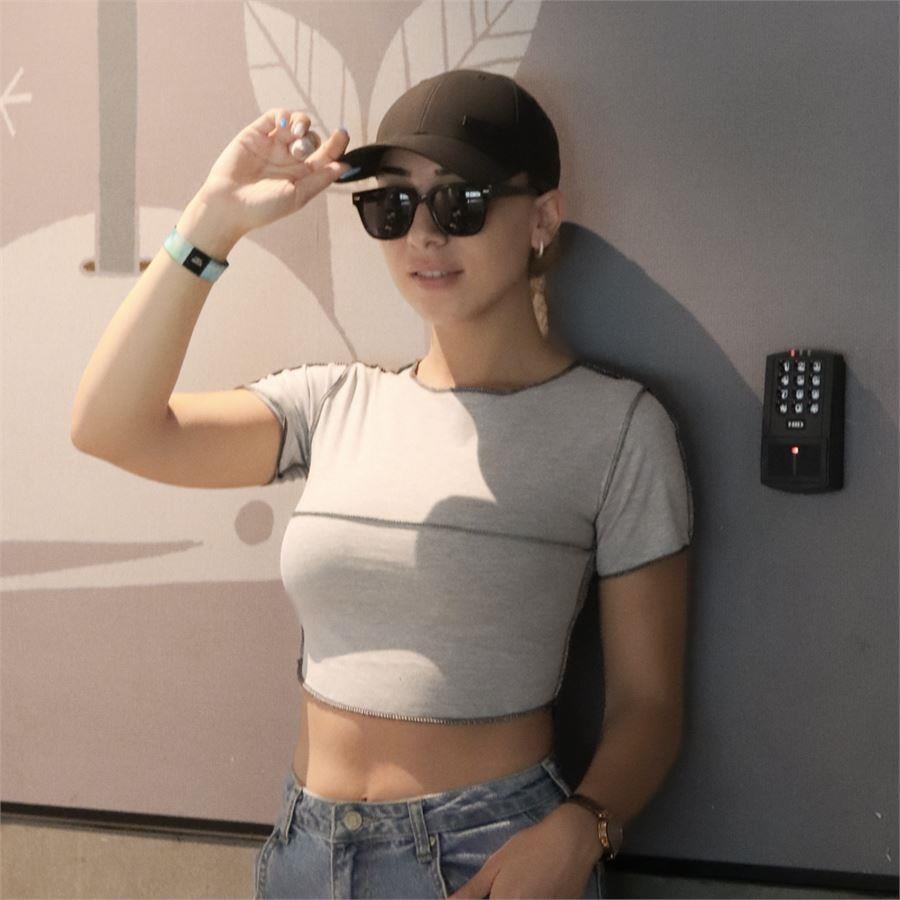 Siyah Dikiş Detaylı Düz Gri Yarım Kadın Kısa Kollu Crop