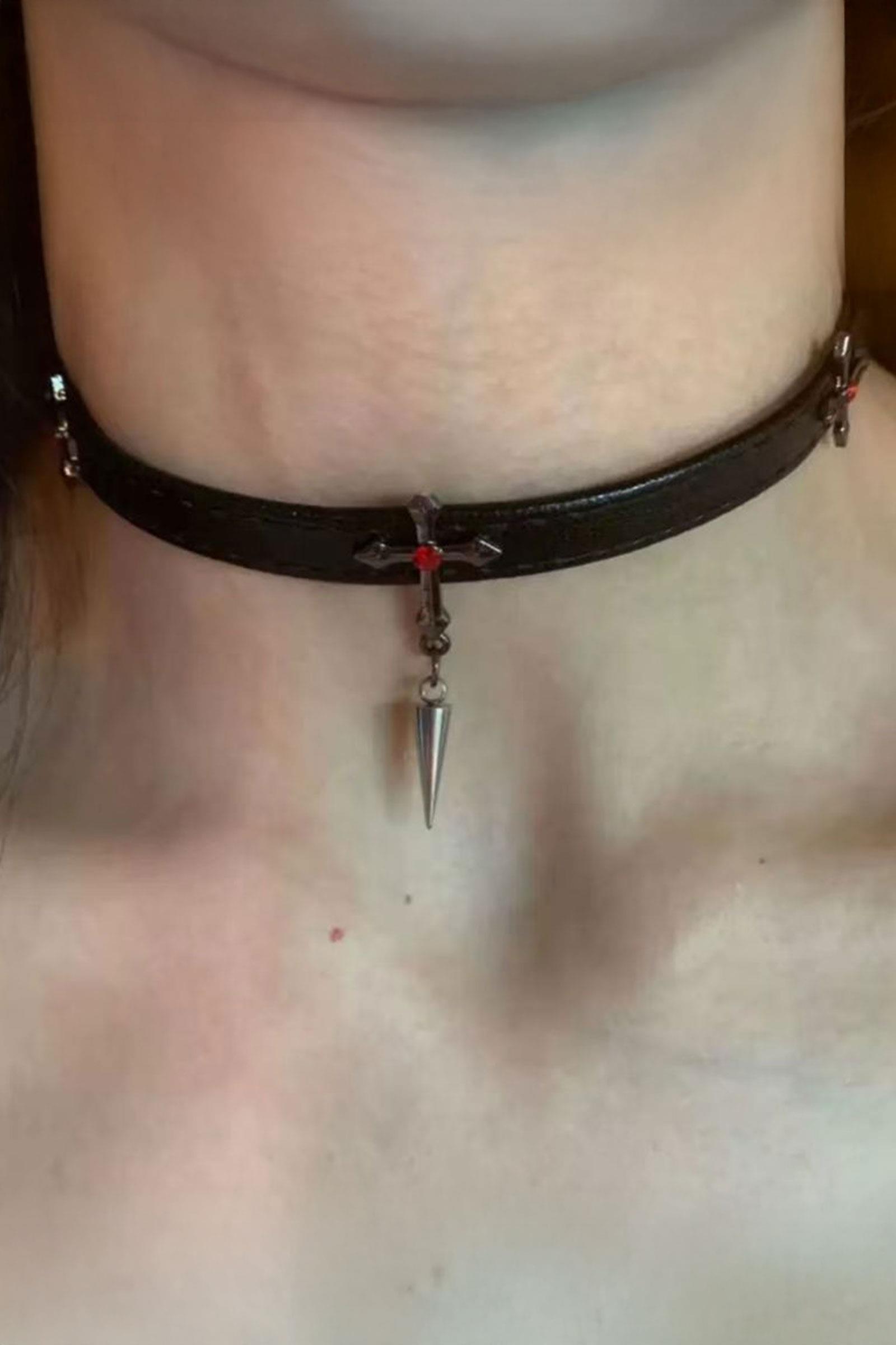 Siyah Gotik Sallantılı Haç Deri Tasma