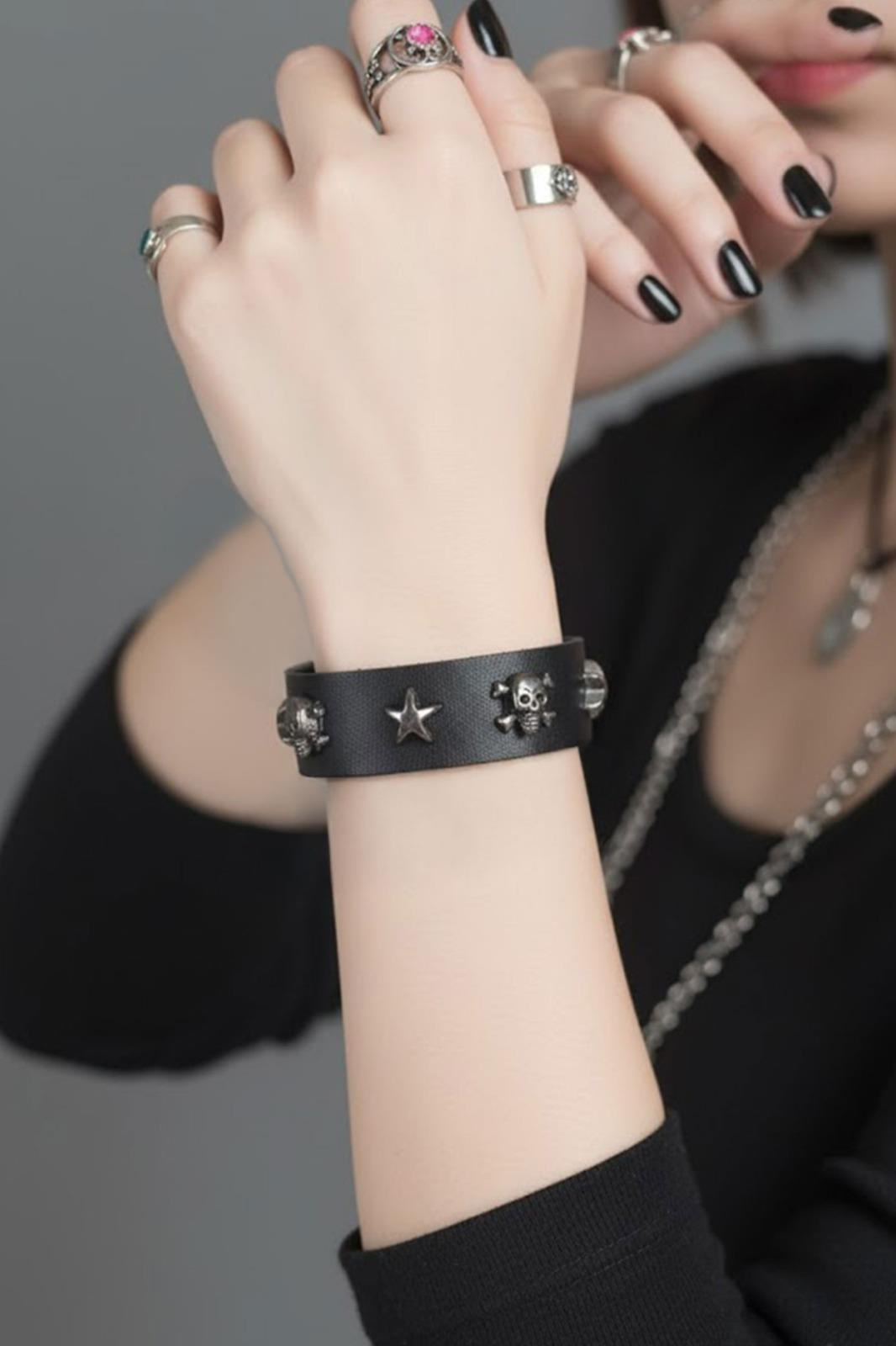 Siyah Gotik Skull Star Detaylı Deri Bileklik