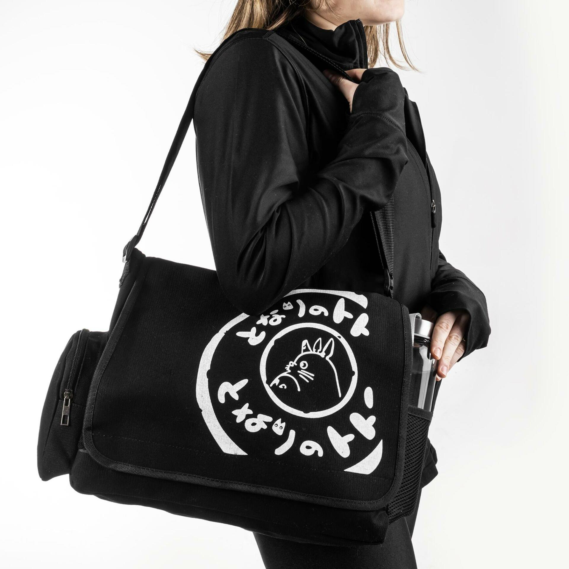 Siyah Totoro Kapaklı Yan Cepli Ve Suluk Bölmeli Postacı Çanta