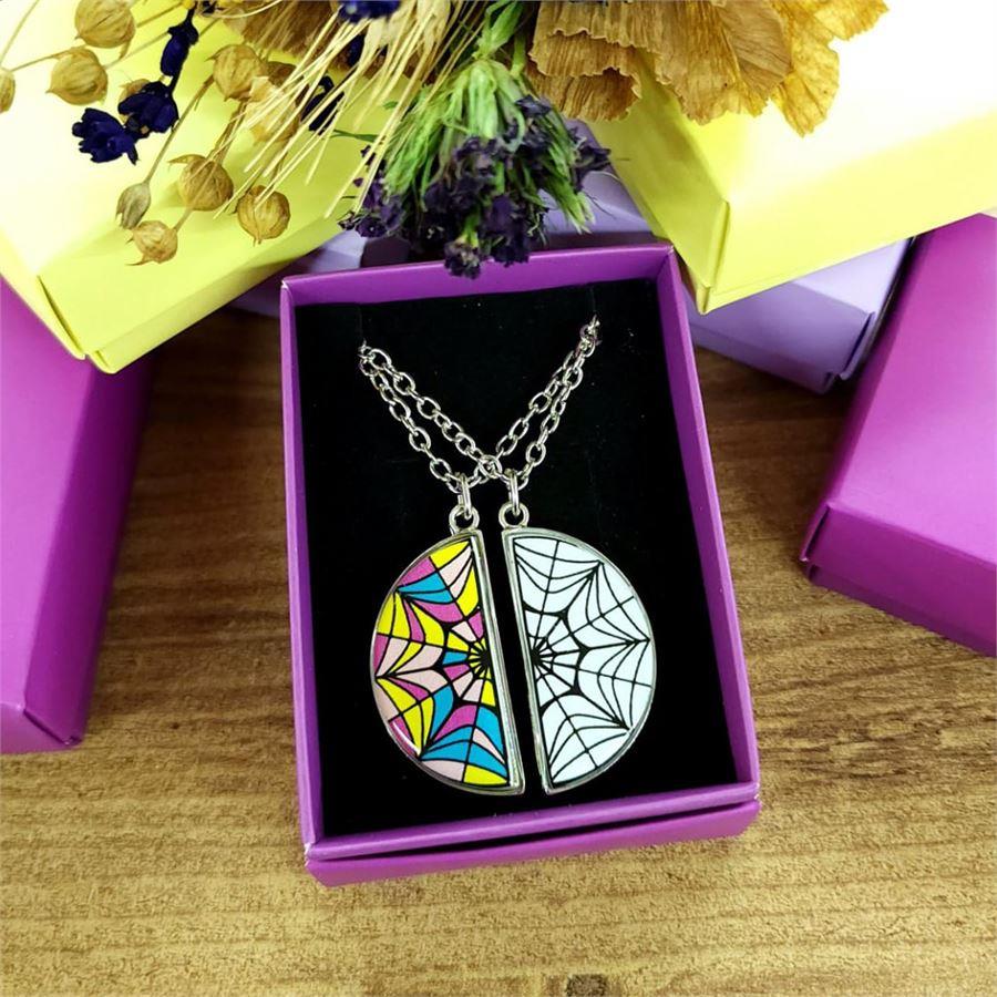 Wednesday Window Web Yuvarlak Çift Kolye 