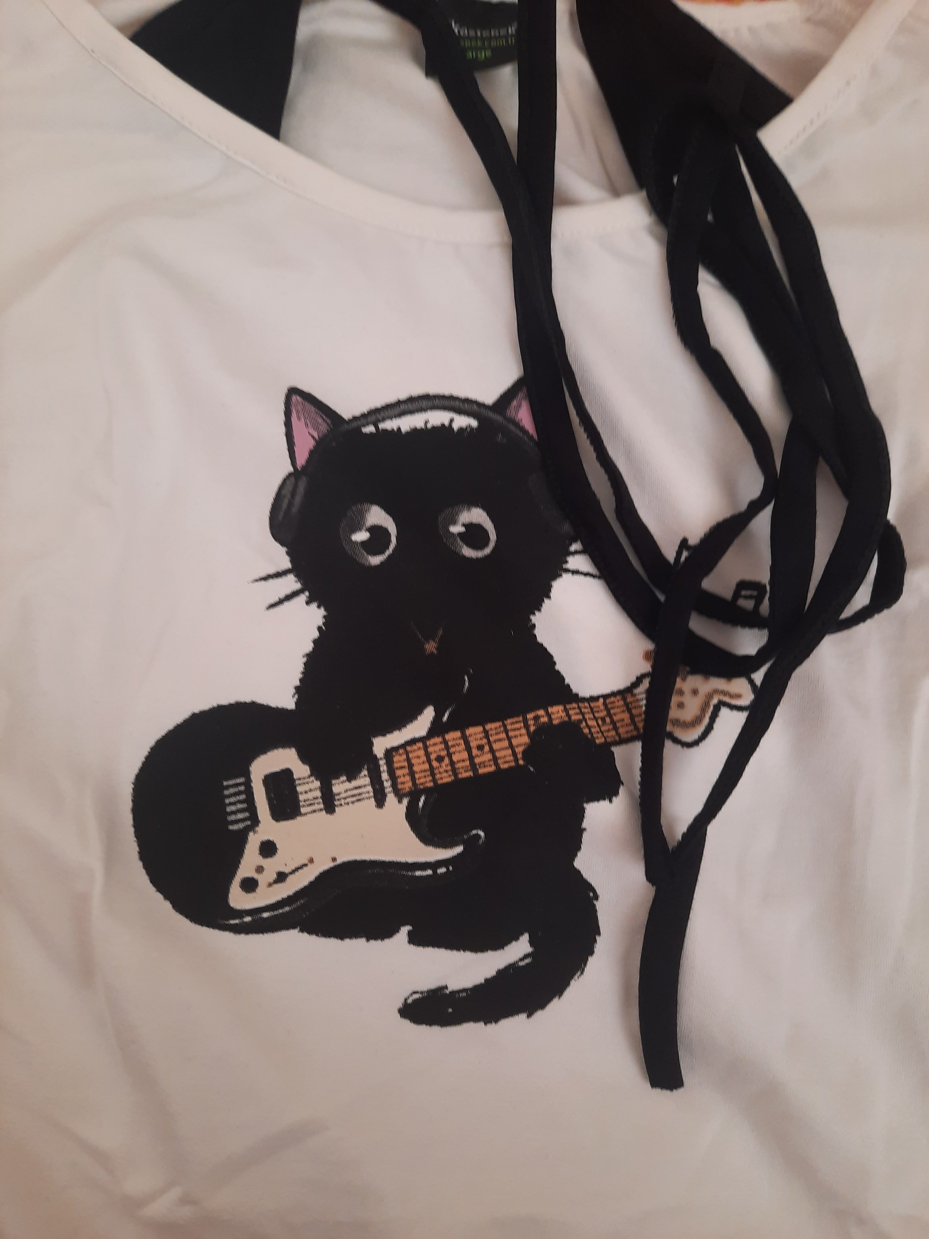 Beyaz Guitar Cat Madonna Yaka Y2K Ek Askılı Kısa Kollu Crop