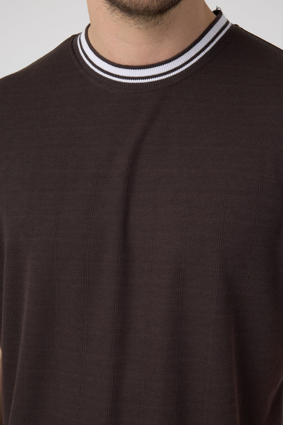 Erkek Ribana Sıfır Yaka Triko Efektli Tshirt zagreb Kahve Rengi
