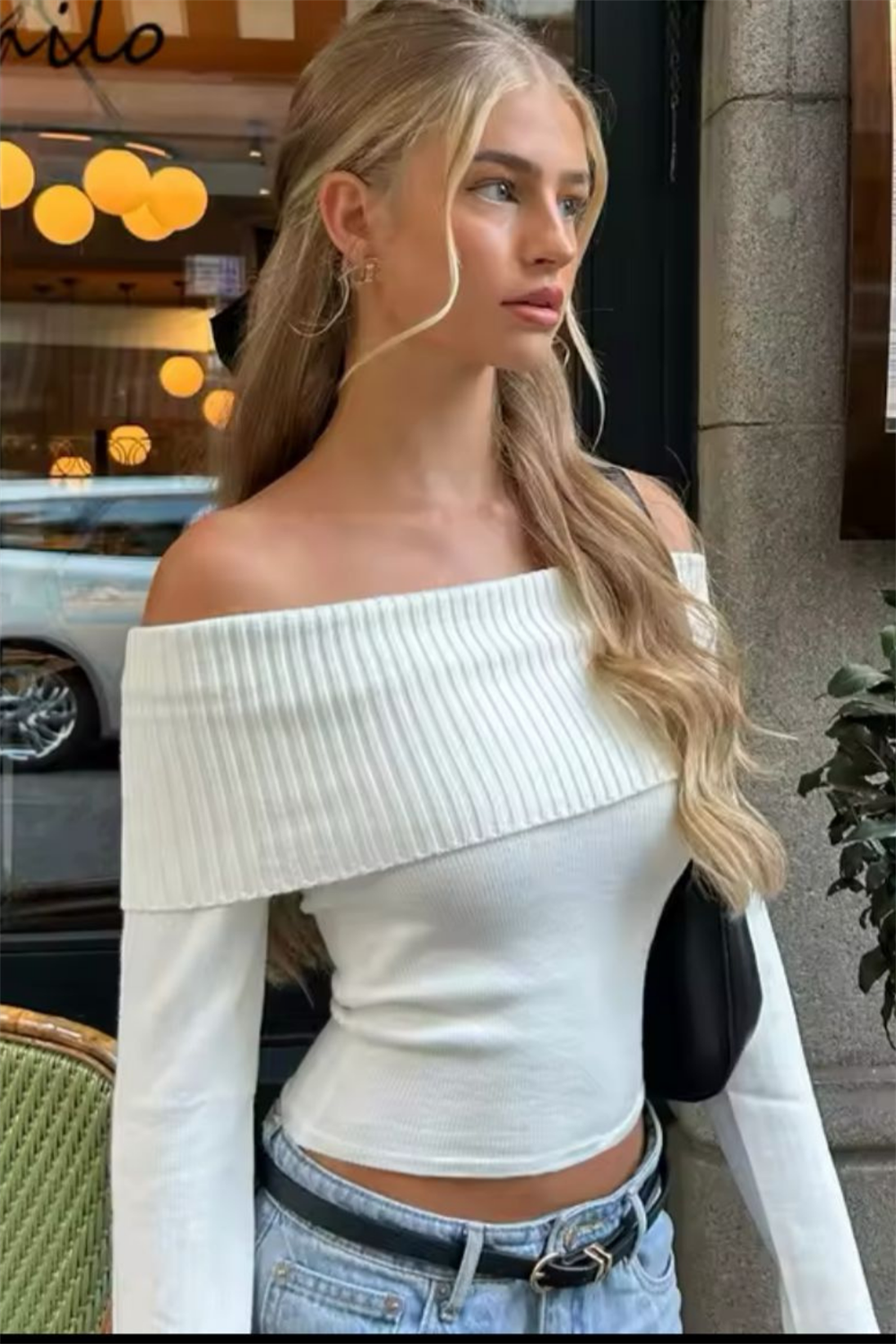 Beyaz Şeritli Madonna Yaka Omuz Dekolteli Uzun Kollu Crop Bluz