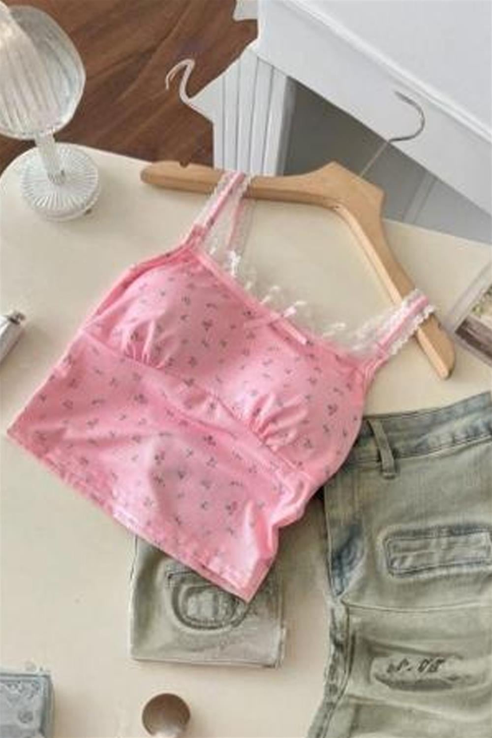 Pembe Çiçek Desenli Gloplu Dantel Detaylı Askılı Crop