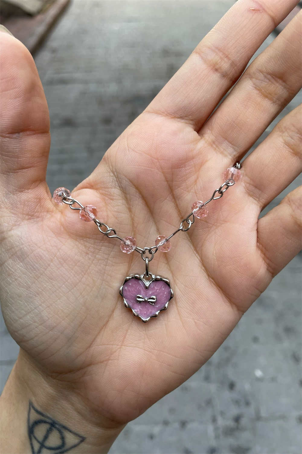 Pembe Taşlı Fiyonk Detaylı Kalp Silver Kolye