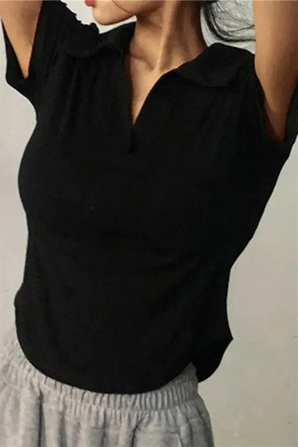 Siyah Oval Kesim V Polo Yaka Kısa Kollu Crop