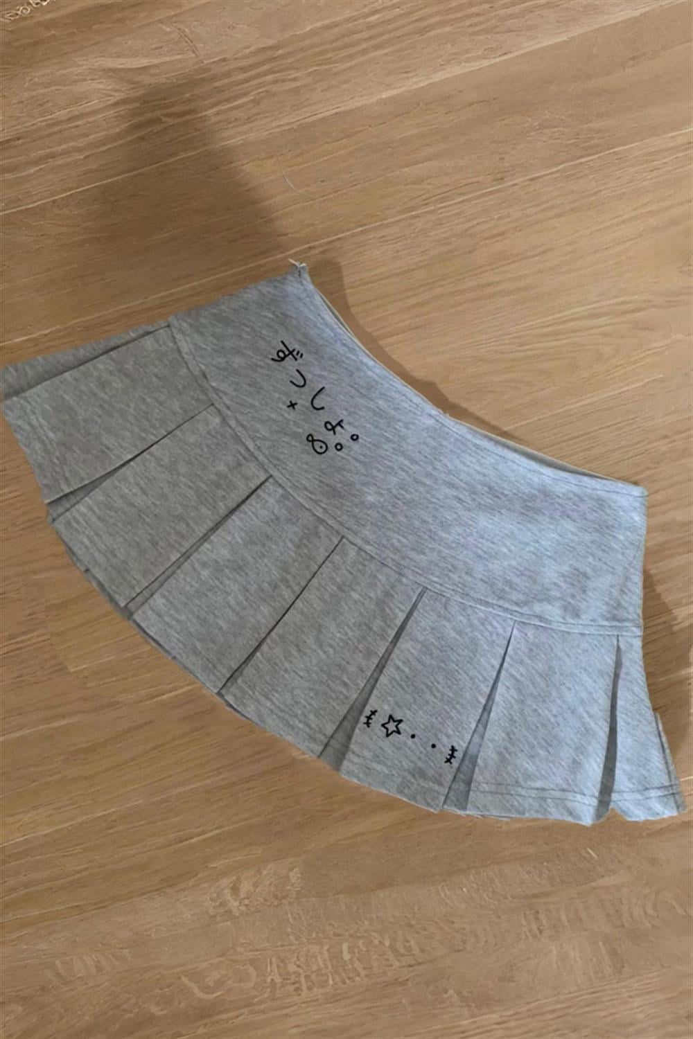 Gri Pileli Fish and Cat Baskılı Micro Etek