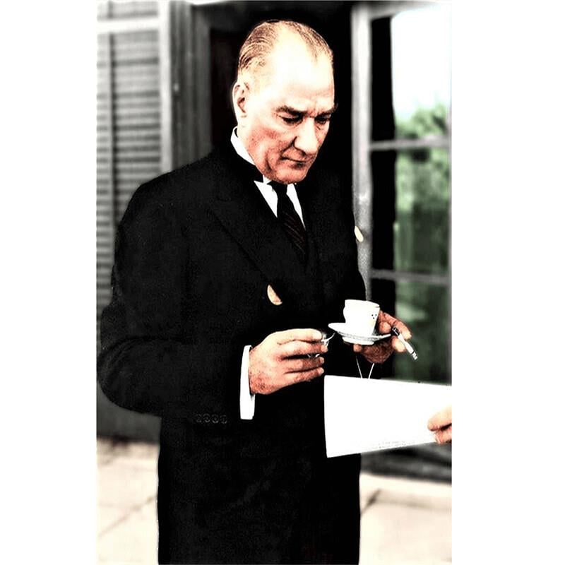 Elinde Fincanla Atatürk Posteri