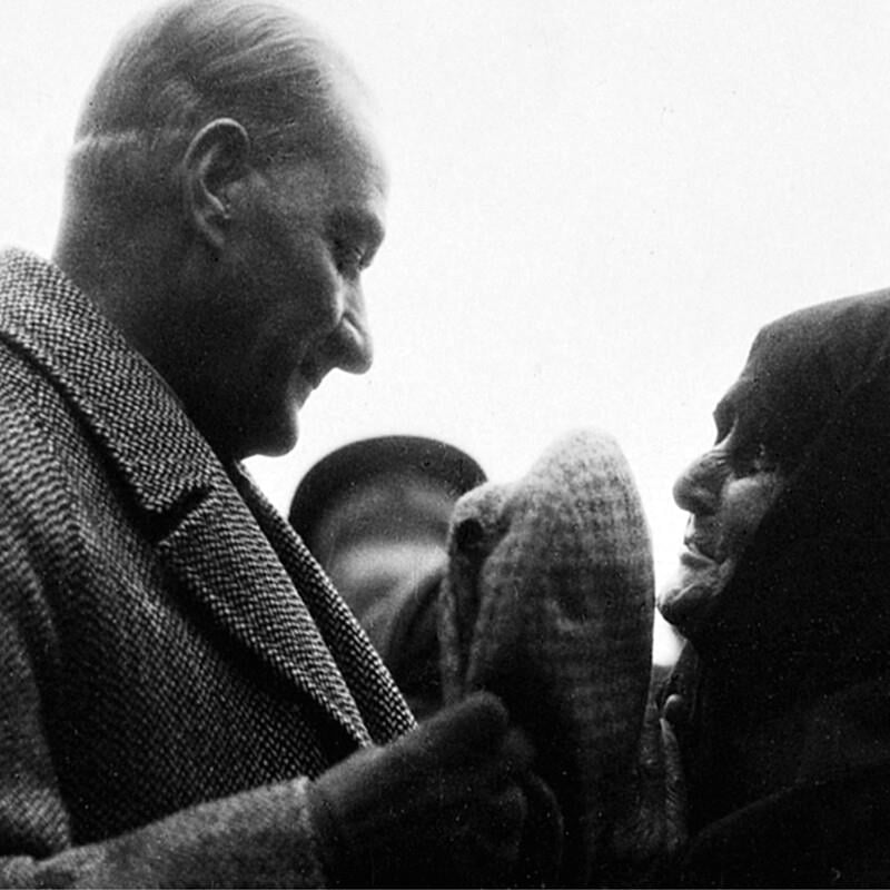 Halkla Konuşurken Atatürk Posteri