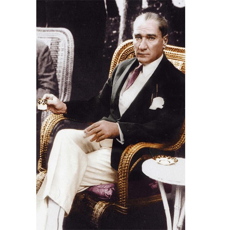 Otururken Atatürk Posteri