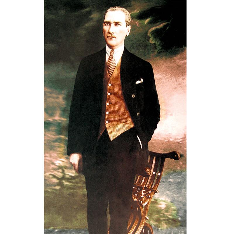 Takım Elbiseli Eli Cebinde Atatürk Posteri