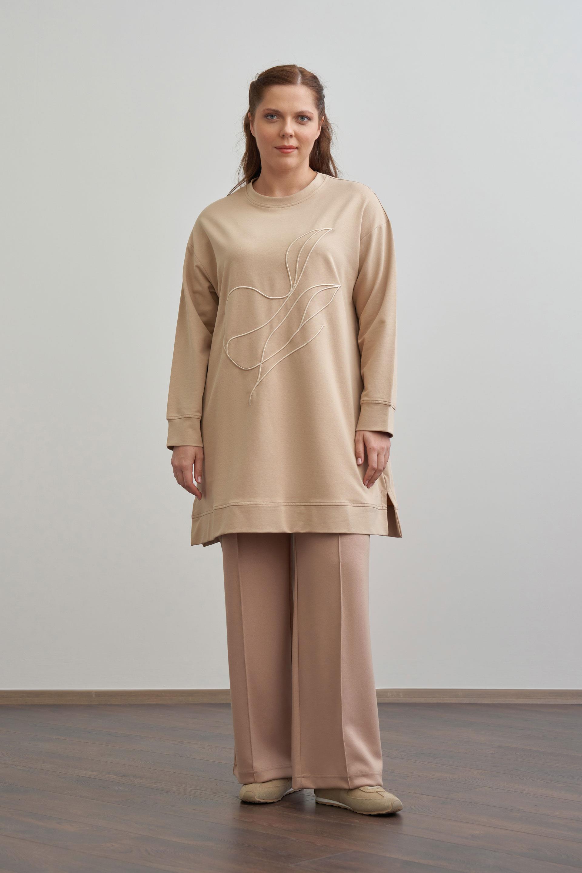 Bej-Yumuşak Dokulu Büyük Beden Nakışlı Sweatshirt